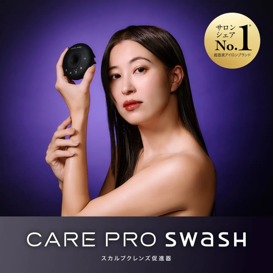 CARE PRO SWaSH スカルプクレンズ促進器を手に持つ女性モデル。サロンシェアNo.1超音波アイロンブランドのバッジ付き。