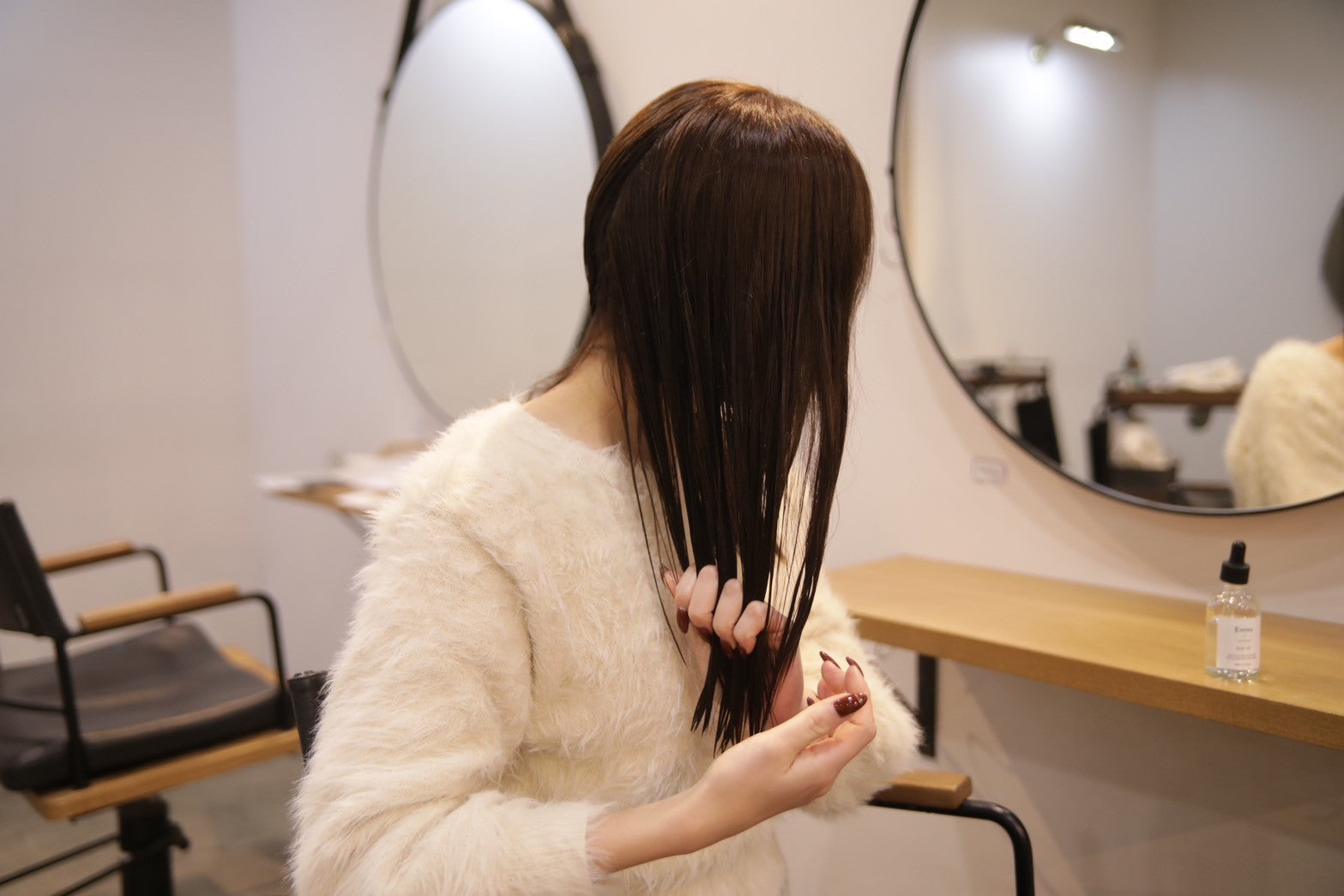 毛先から中間→表面へと、手ぐしで塗布