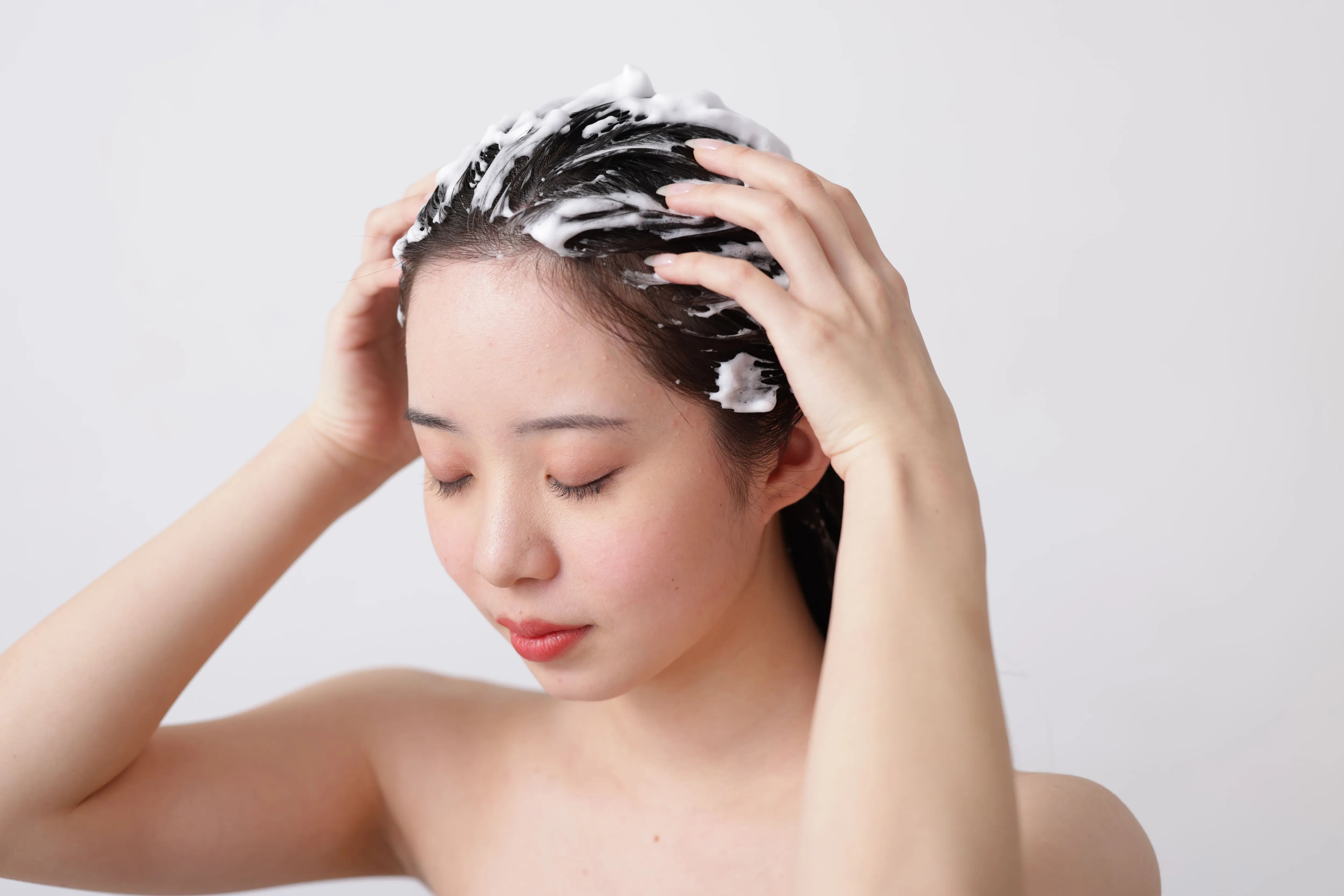 髪ではなく「頭皮」をマッサージするように洗う