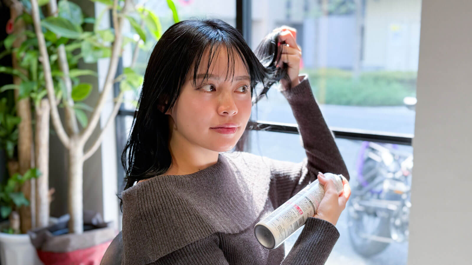 髪を持ち上げ内側にふんわりスプレーする
